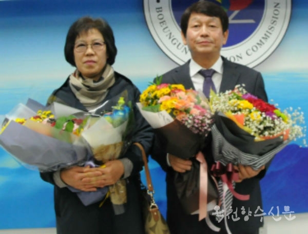 지난 24일 치러진 보은옥천영동 축협 조합장 선거에서 당선된 구희선 조합장이 아내와 함
께 기념 촬영을 하고 있다.