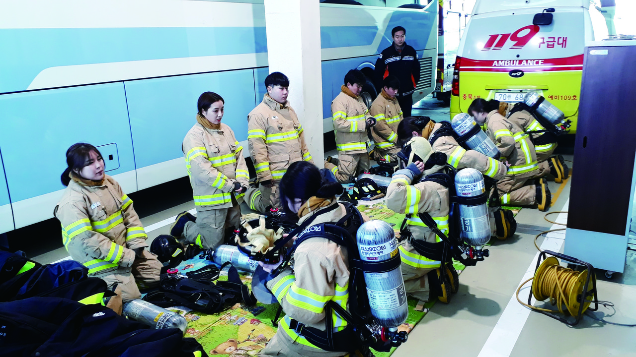 옥천소방서 실습생들이 중앙119안전센터에서 공기호흡기 착용법을 훈련하고 있다.