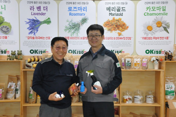 (주)대자연 김경식(오른쪽) 대표와 조명식 전무이사