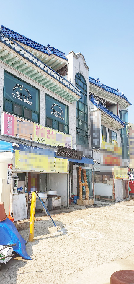 주차장 시설에 불법 증축한 건축물에 식당들이 입점해 있다.