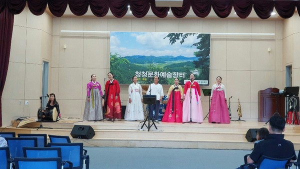 지난해 문화예술장터에서 권종현 회장(중앙)과 김영숙 경기민요팀이 재능기부로 공연을 펼치고 있다.