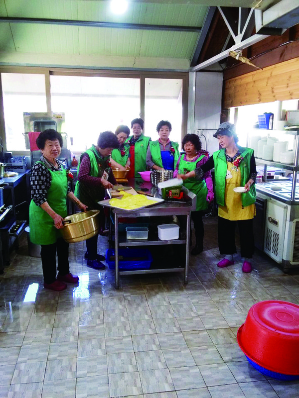 군북면 항곡리 부녀회원들이 어버이날 행사를 위해 음식을 준비하고 있다.