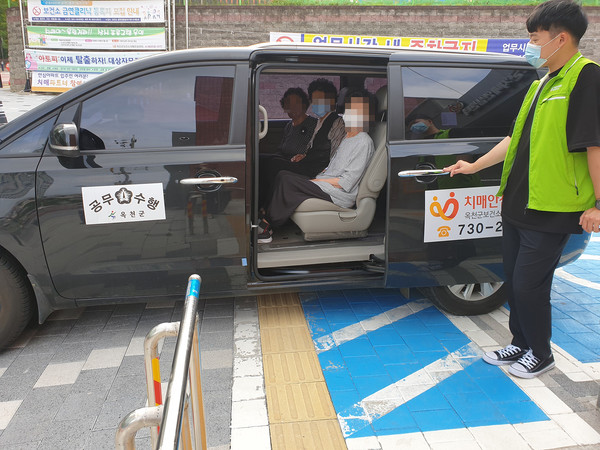 보건소와 치매안심센터를 오가는 송영버스가 본격 운행을 시작했다.