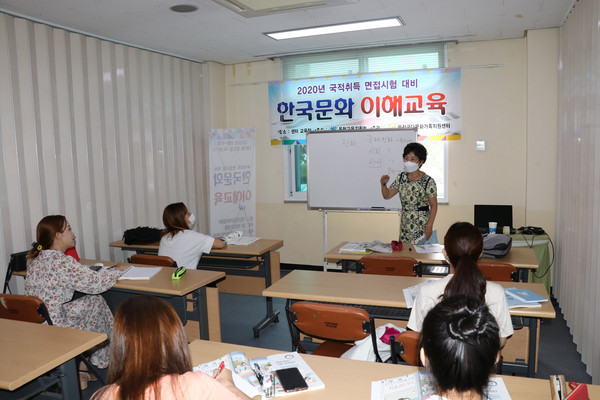 다문화센터에서 이주여성을 위한 한국어교육이 진행되고 있다.