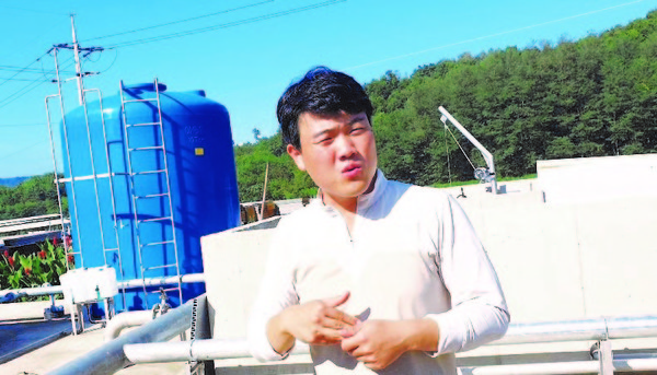 다산 유상현 대표가 초현대식 액비정화시설을 설명하고 있다.