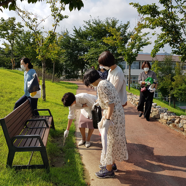 유치원 교사들이 인근 공원을 돌며 환경정화 활동을 펴고 있다.