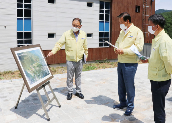김재종 군수(가운데)가 장령산자연휴량림을 방문하여 휴-포레스트 조성사업현황을 점검하고 있다.
