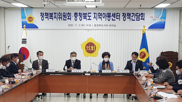 박형용 의원(앞줄 왼쪽 두 번째)이 회의를 진행하고 있다.