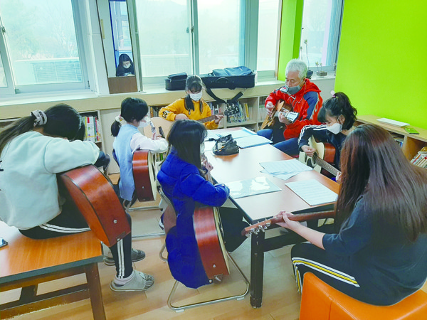 안내초등학교 학생들이 기타연주에 열중하고 있다.