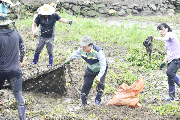 임만재 의장이 지난 해 장마로 피해를 입은 농가를 찾아 피해복구 봉사활동을 펴고 있다.