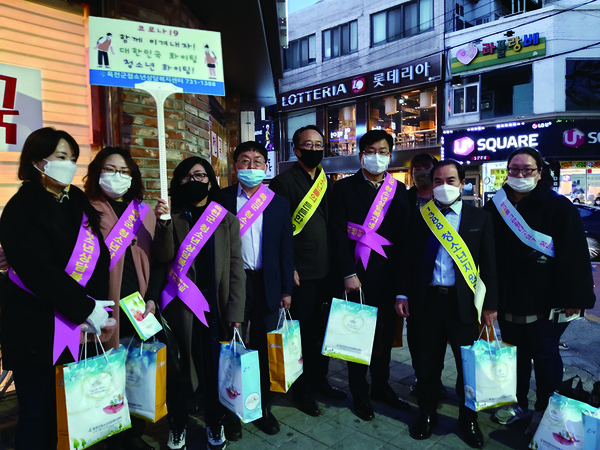 ‘1388청소년지원단’ 관계자들이 옥천읍내 상가에서 청소년보호 캠페인을 펼치고 있다.