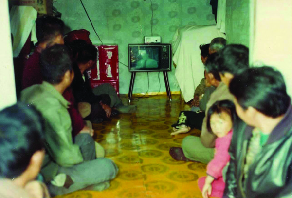 옥천읍 문정리의 한 가정에 TV를 보러 동네 사람들이 모였다.
