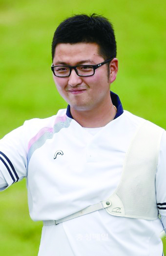 김우진이 2016년 리우올림픽 국가대표 3차 선발전에서 최종 국가대표로 선발되자 미소를 짓고 있다.