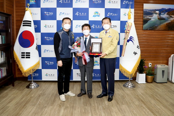 박한범 씨(가운데)가 17년 만에 복직 후 임용장을 받았다.