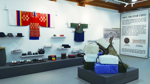 옥천전통문화체험관에 국가무형문화재 작품들이 전시돼 있다.