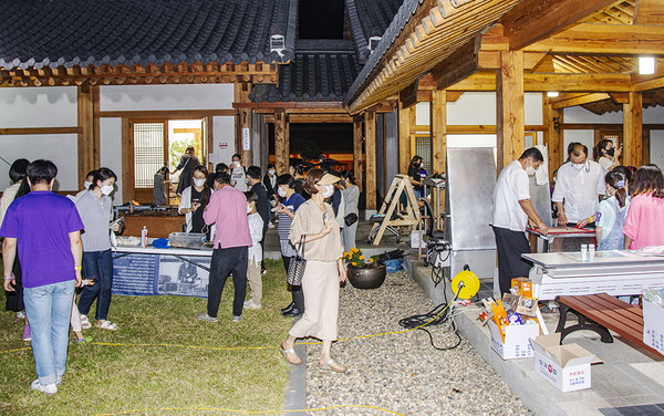 2021충청북도 무형문화재 합동 공개행사에서 무형문화재 보유자들이 관광객과 함께하는 체험 행사를 하고 있다.