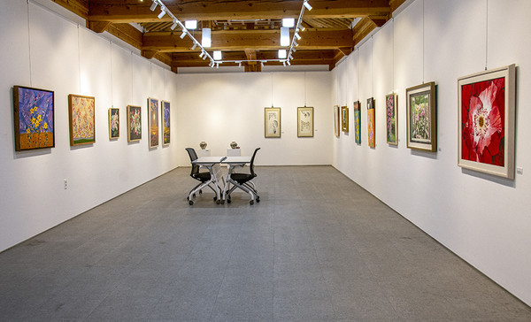옥천전통문화체험관 전시실에 옥천미술협회 회원들의 작품이 전시되어 있다.