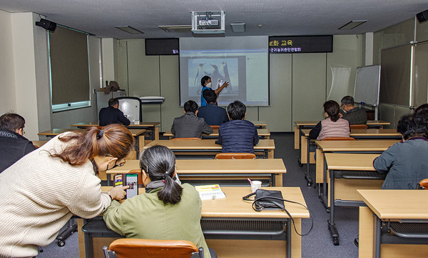 옥천읍사무소 다목적회관 내 교육장에서 귀농귀촌인연합회 회원들이 디지털 맞춤형 교육 수업을 받고 있다.