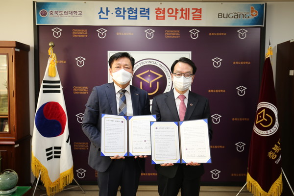 공병영 총장(오른쪽)과 박규식 대표가 업무협약을 맺고 있다.