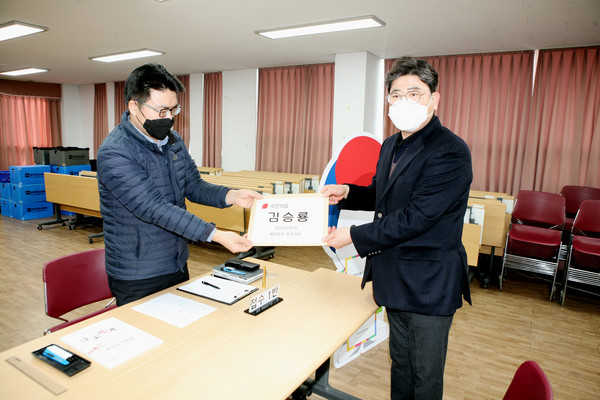 김승룡 전 옥천문화원장(오른쪽)이 옥천군수 예비후보 등록을 하고 있다.