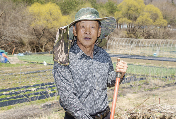 “고향은 어머니의 품과 같다”며 고향 땅 청성에서 농사를 짓고 있는 김대현 대표