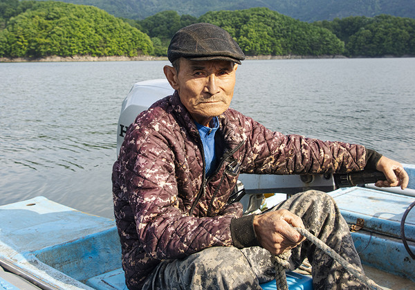 대청호 어부이자 ‘대나무식당’의 손학수 대표가 자신의 배에 앉아 고기잡이 출항 준비에 있다.