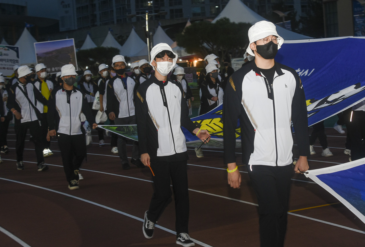 '제61회 충북도민체육대회' 개막식에서 제천시 선수단이 입장하고 있다