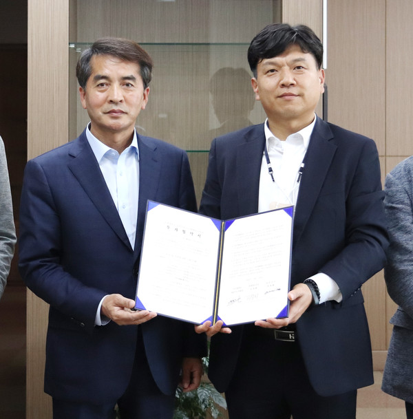 최재형 보은군수(왼쪽)와 유원양 티이엠씨(주) 대표가 투자협약서를 들어 보이고 있다.