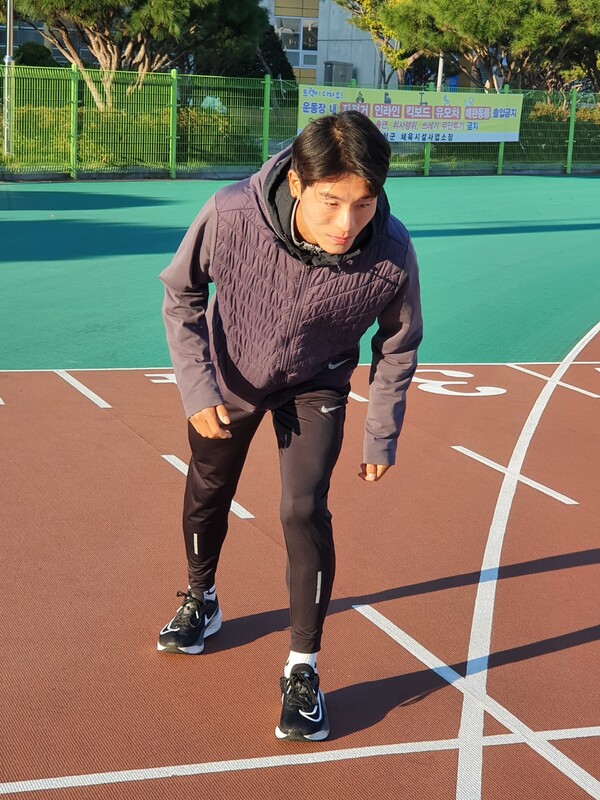 전국체육대회 3천m 장애물에서 금메달을 딴 옥천군청 육상팀 김현우 선수가 출발선에서 포즈를 취하고 있다.