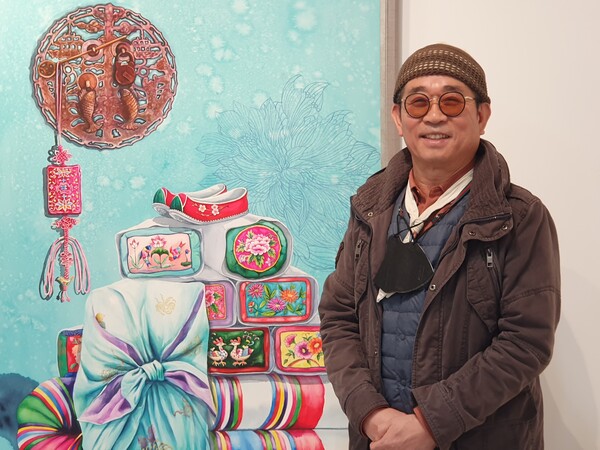 한국민족예술인총연합 옥천군지부 지부장 정천영 씨가 천지연 작가  ‘귀로’  작품 앞에서 촬영에 임하고 있다.