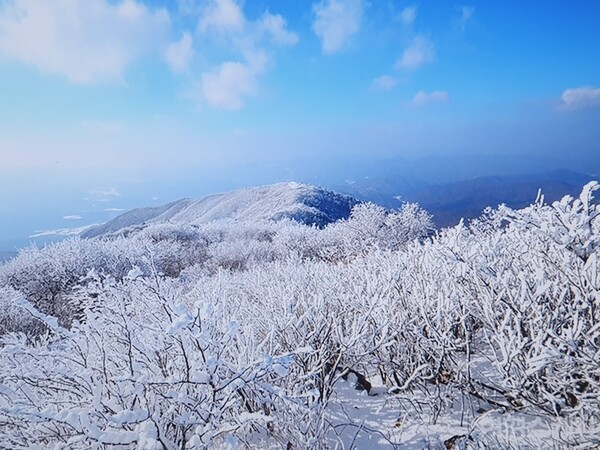강원도 평창군과 홍천군의 경계에 있는 해발 1,579m의 산으로 대한민국(남한)에서 5번째로 높은 산이다.