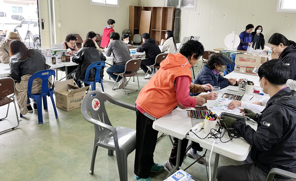 장애인식개선 캠페인에 참여한 주민들이 그림그리기 실습을 하고 있다.