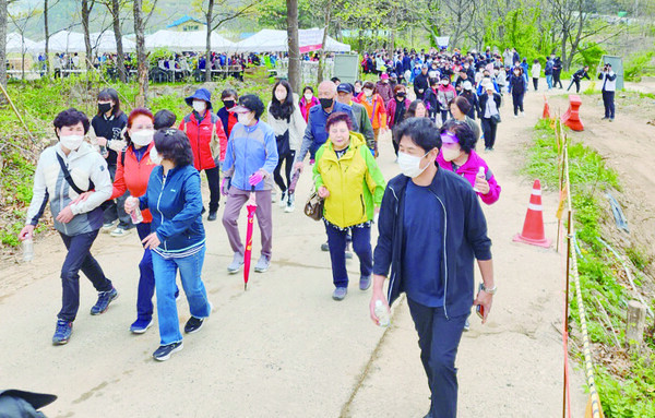 주민참여 행복드림걷기대회에 참여한 주민들이 용암사를 출발하고 있다.