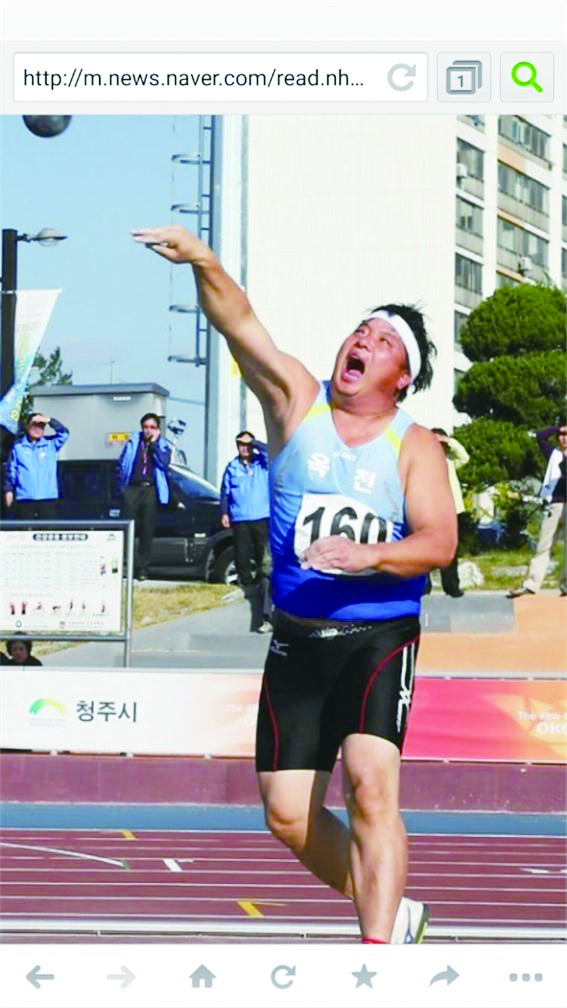 2010년 옥천에서 열린 충북도민체전에 포환던지기 선수로 출전한 황선건 선수. 황 선수는 당시 통산 11번째 우승을 거뒀다.