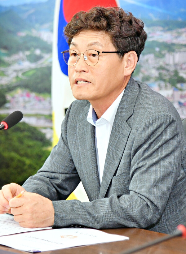 박한범 옥천군의회 의장은 “군민의 대변자로써 초심을 잃지 않고 꾸준히 연구하고 노력하겠다”고 강조했다.