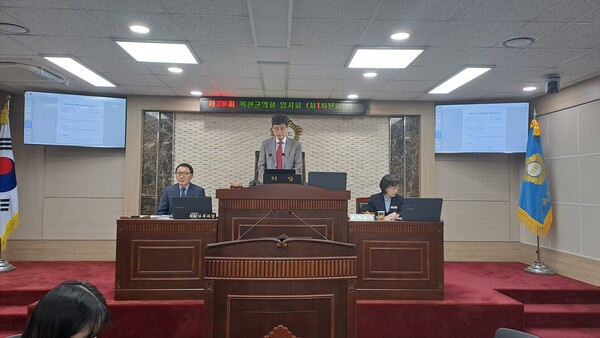 박한범 의장이 인사말을 하고 있다.