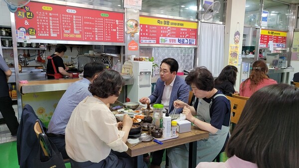 황규철 옥천군수가 직원들과 착한가격업소에서 점심 식사를 하고 있다.