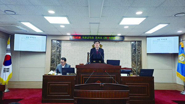 박한범 의장이 제309회 임시회에서 인사말을 하고 있다.