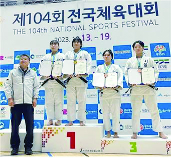 옥천의 딸 김유진(왼쪽에서 3번째)이 전국체전 1워 수상대에 섰다.
