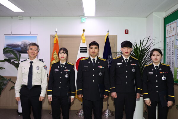 김혜영 대원을 포함한 4명의 소방대원들이 소방교 승진 임용장을 수여받았다.