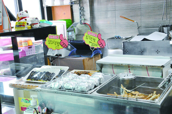엄마손분식의 음식들. 추천 메뉴는 김밥과 주먹밥이다.