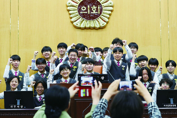 지난해 옥천중학교 학생들이 도의회 청소년의회교실에 참여한 모습
