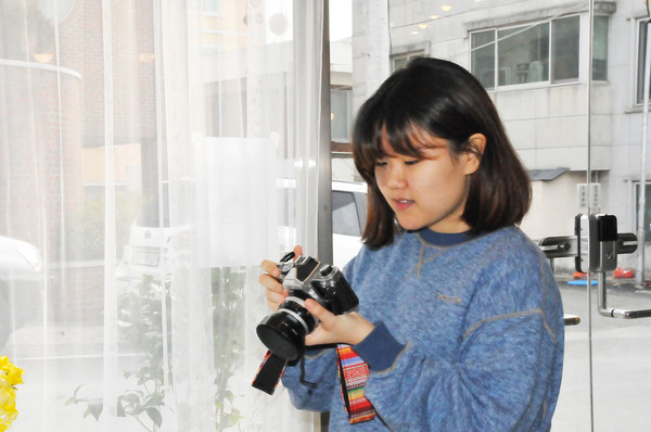옥천고 옥유경 학생이 카메라를 들고 아트디렉터의 꿈을 키우고 있다.