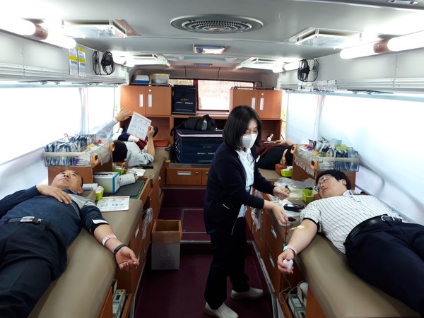 관내 농협직원들이 코로나19 여파로 헌혈량 급감에 따라 헌혈운동에 동참했다.