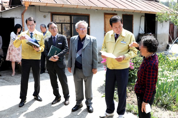 김재종 옥천군수(오른쪽 2번째)와 하나로OA퍼니처 송일영 회장(오른쪽 3번째)이 관내 저소득가정을 방문 격려하고 있다.