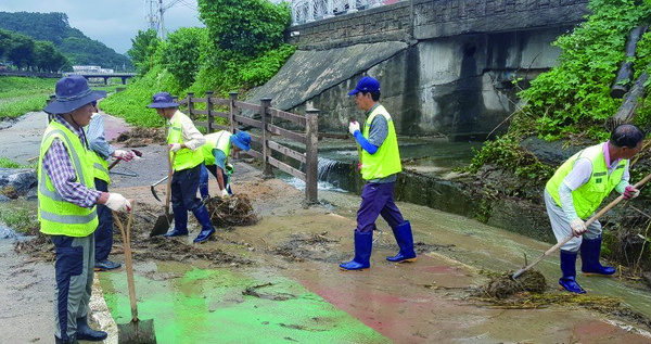 충북 옥천군 옥천읍 시가지정비 기동처리반원들이 수해복구에 연일 구슬땀을 흘리고 있다.
