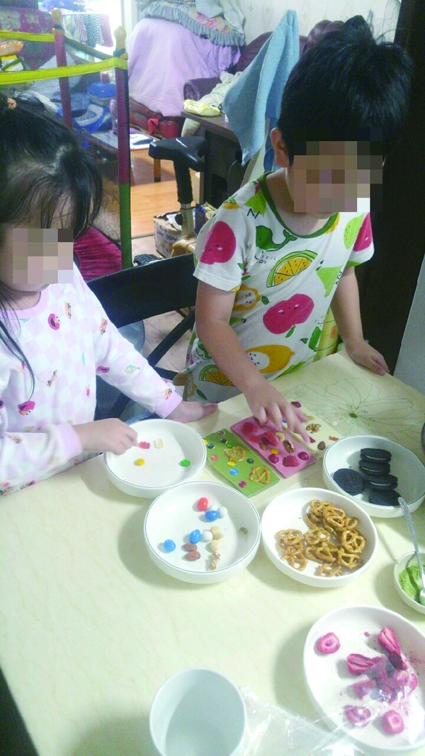 아이들이 집에서 직접 아이스크림을 만들고 있다.
