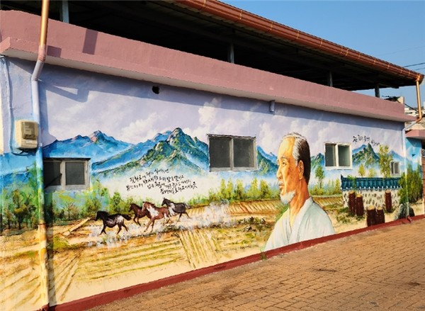 뉴딜사업이 완료된 옥천읍 마을 담장 벽화 모습