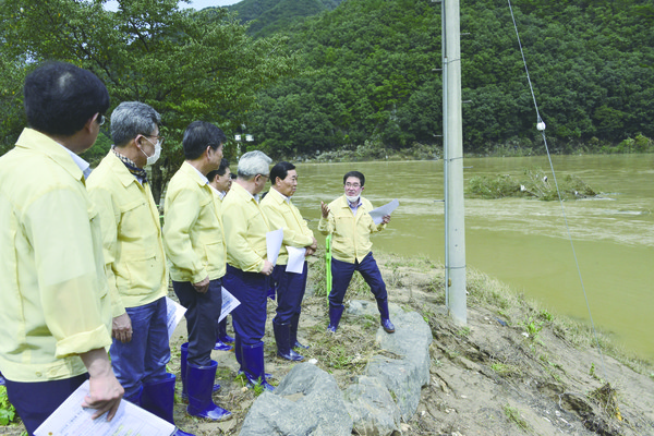 임만재 의장이 박문희 경북도의회 의장을 상대로 지난 해 8월 장마로 피해를 입은 동이면 지역을 찾아 피해 현황을 설명하고 있다.