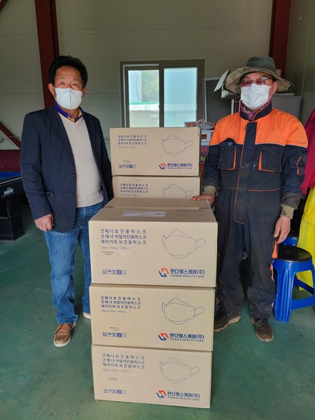 박건욱 씨(오른쪽)가 마스크 4000매를 기부하고 있다.